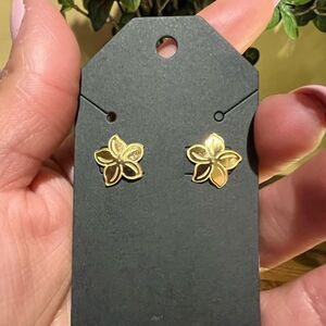 PAIR LAM HAWAII FLORAL LANAI FLOWER GOLD TONE EARRINGS LAMHAWAII